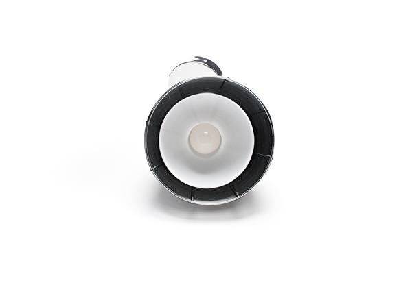 Megafón leží na bielom pozadí, otvor smeruje k pozorovateľovi. Často sa používa na zosilnenie hlasu vo veľkých priestoroch.