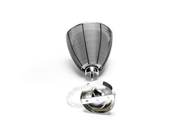 Sivý, zvonový tienidlo lampy z kovu s odnímateľným krytom a káblom. Podstavec a tienidlo sú oddelené.