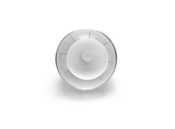 Svetlý, okrúhly tienidlo pohľadom zhora, rovnomerne osvietené, ukazuje symetrické línie a centrálny zdroj svetla.