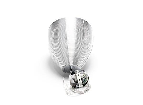 Kovová guľa s jemnými kovovými vláknami, ktoré sa šíria do tvaru kvapky. Technické zariadenie alebo umelecké dielo.