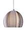 Strieborná, okrúhla závesná lampa s drážkovaným dizajnom, zavesená na tenkom kábli.