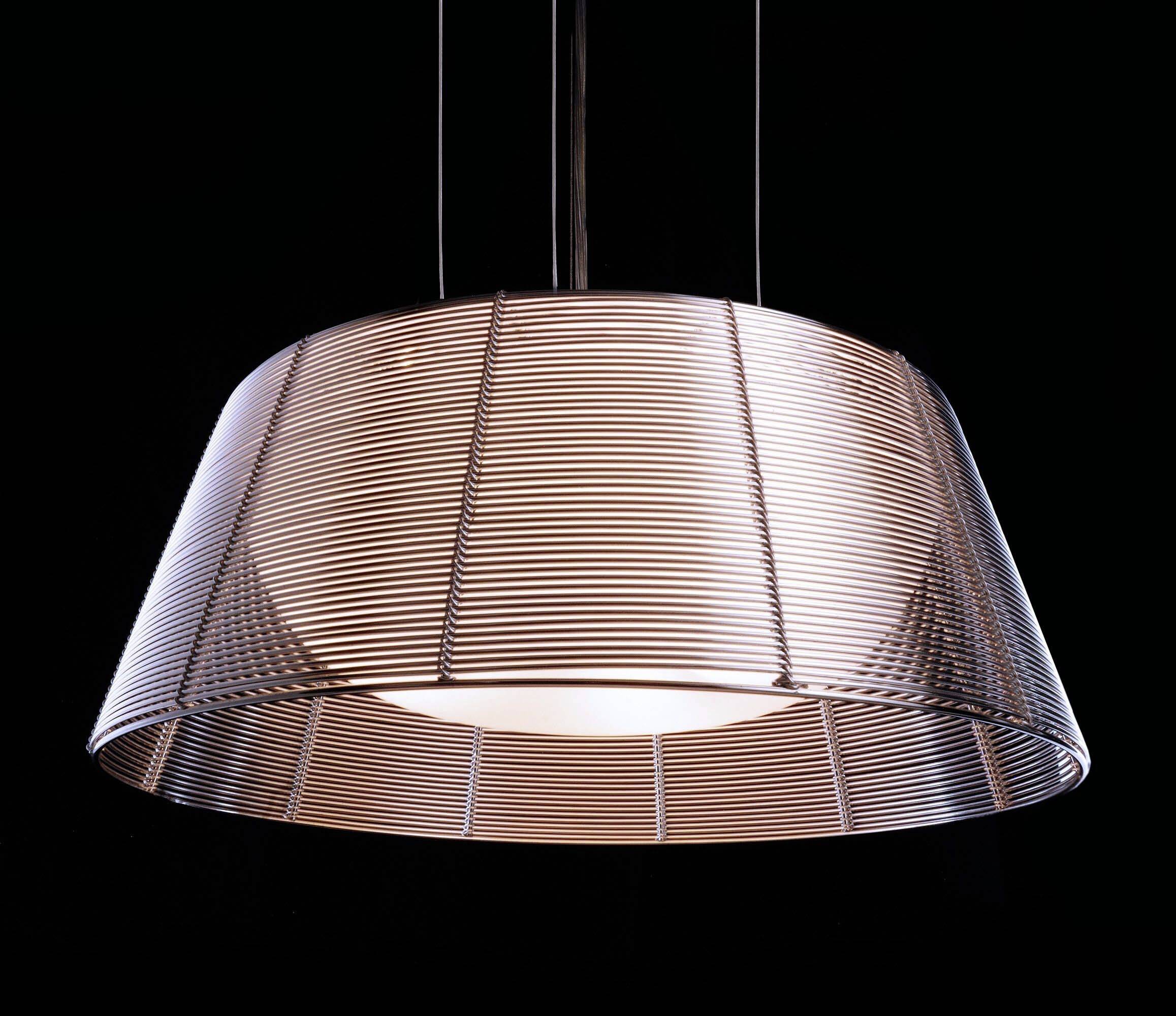 Závesná lampa s moderným dizajnom, pozostávajúca z jemných horizontálnych líšt, ktoré vyžarujú mäkké, difúzne svetlo smerujúce nadol.