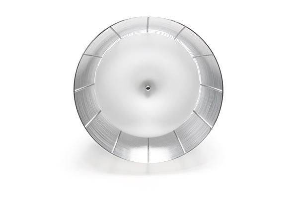 Okrúhla strieborná kovová miska s centrálnym vyvýšeným bodom vo vnútri. Miska má štruktúrovaný okraj.