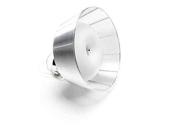 Strieborná kovová lampa s kónickým tienidlom leží na boku na bielom povrchu.