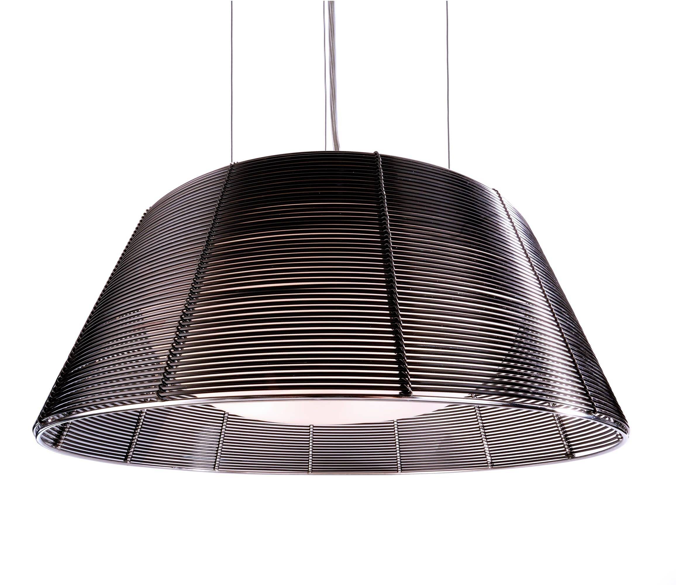 Moderná závesná lampa z ohýbaných kovových pásov, ktorá rovnomerne rozptyľuje svetlo. Ideálna pre moderné interiéry.