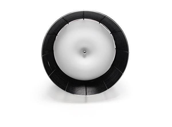 Čiernobiela detailná fotografia moderného stropného svietidla s kruhovým dizajnom a centrálne umiestnenou žiarovkou.