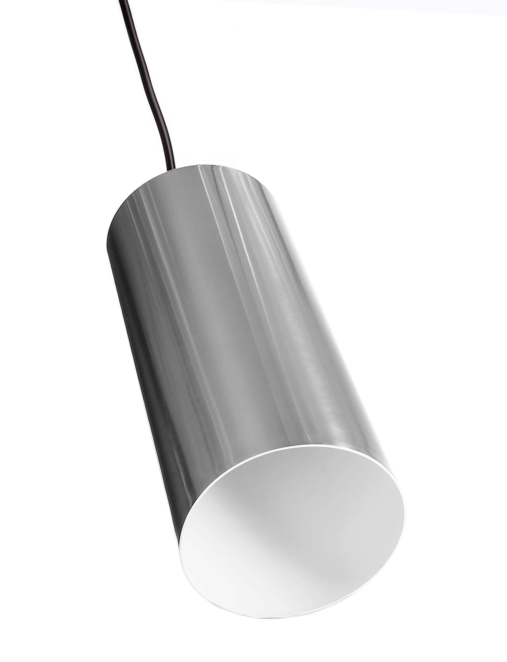 Valcová strieborná závesná lampa s lesklým povrchom, zavesená na čiernom kábli.