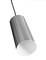 Valcová strieborná závesná lampa s lesklým povrchom, zavesená na čiernom kábli.