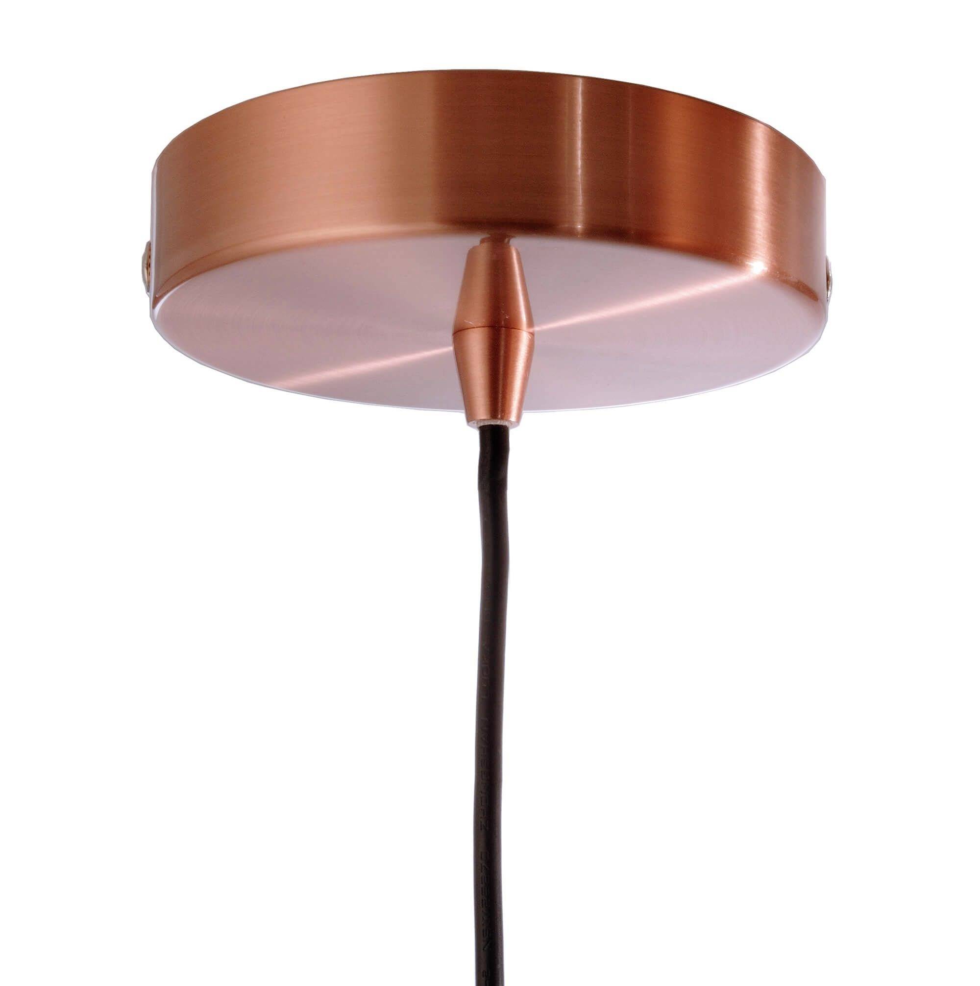 Guľatý, medenej farby stropný baldachýn s čiernym káblom, používaný na montáž závesných lámp na strope.