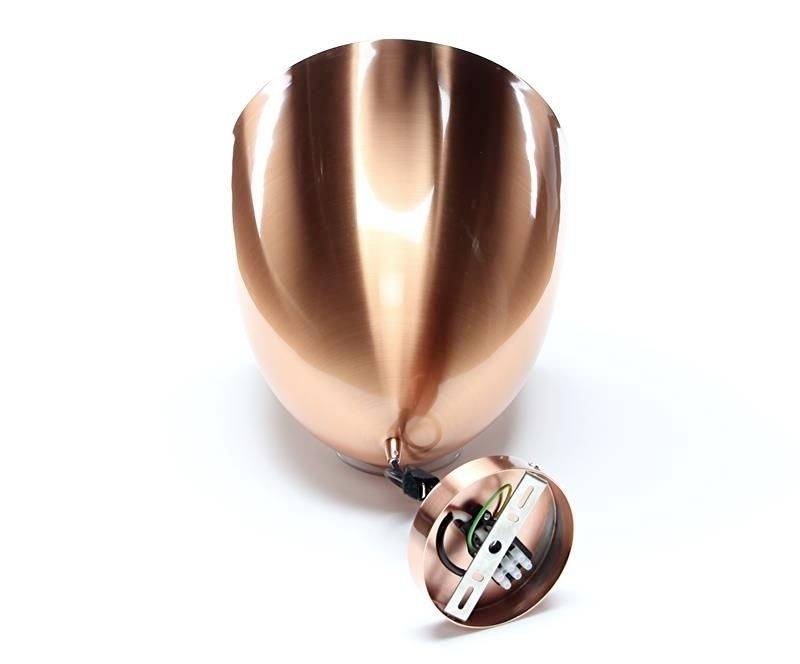 Medená závesná lampa s okrúhlym tvarom a lesklým povrchom, zobrazujúca vnútornú stranu s namontovaným uchytávacím mechanizmom.