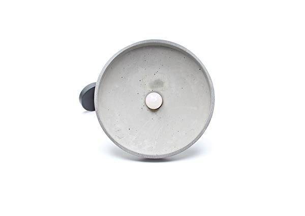 Pohľad zhora na pizzový krájač s šedým, kruhovým rezacím kotúčom a ružovým stláčacím gombíkom v strede.