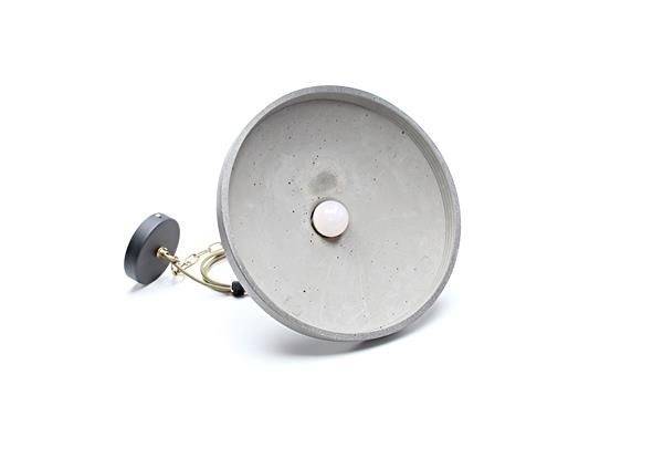 Šedý betónový stenový háčik so zlatou konzolou, ružový akcent v strede. Minimalistický dizajn pre moderný interiér.