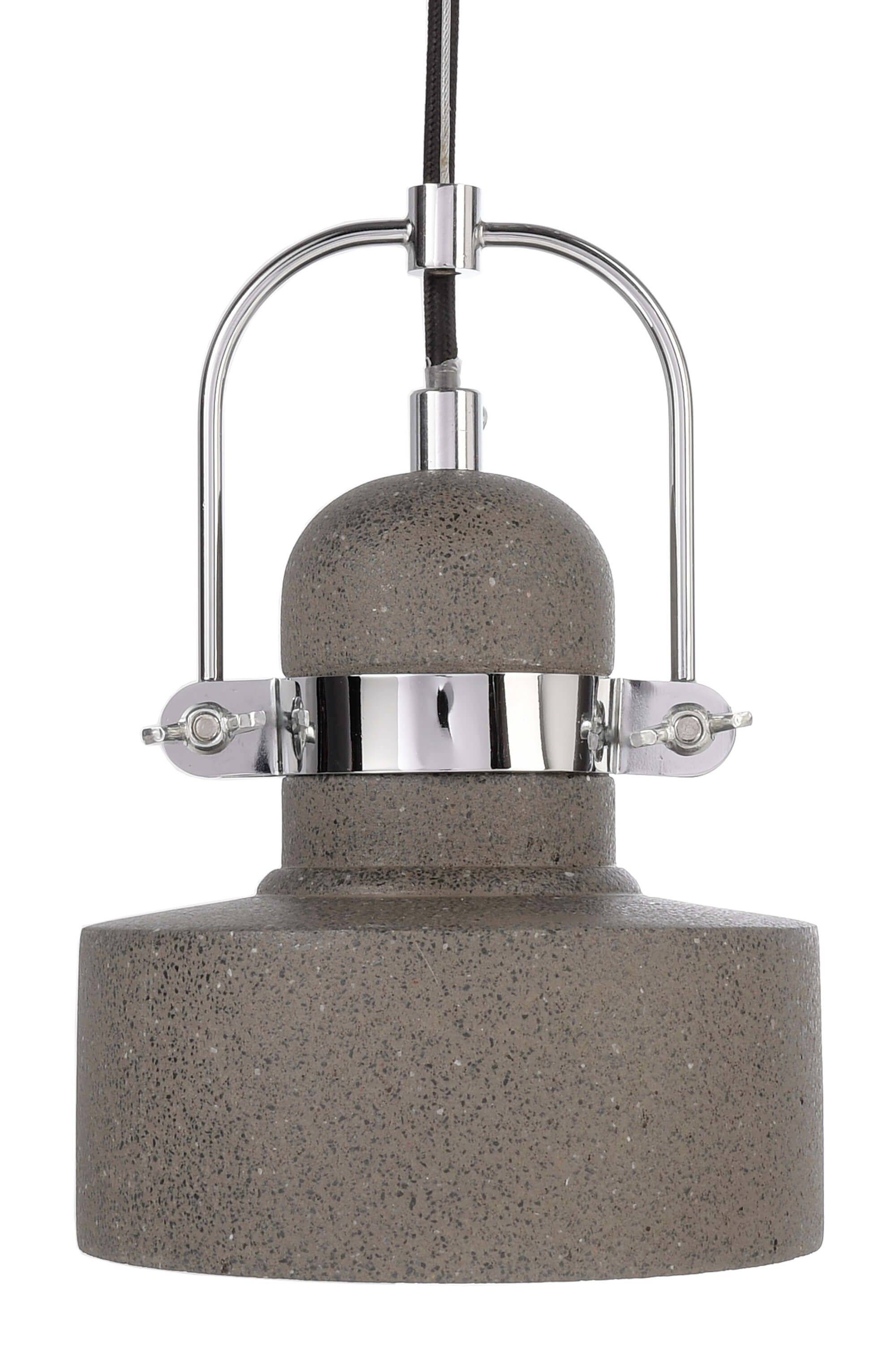Hnedá závesná lampa z betónu s chrómovými upevňovacími detailmi, jednoduché, priemyselné dizajnové prevedenie.