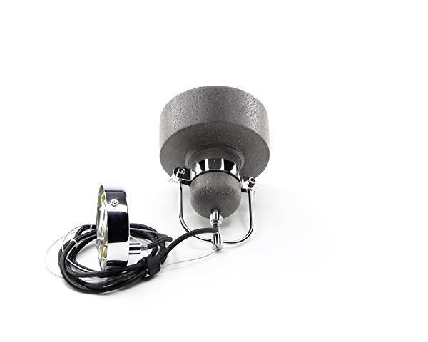 Sivá, valcovitá hlava stropného svietidla s kovovým držiakom a káblom, vhodná pre moderné koncepty osvetlenia.