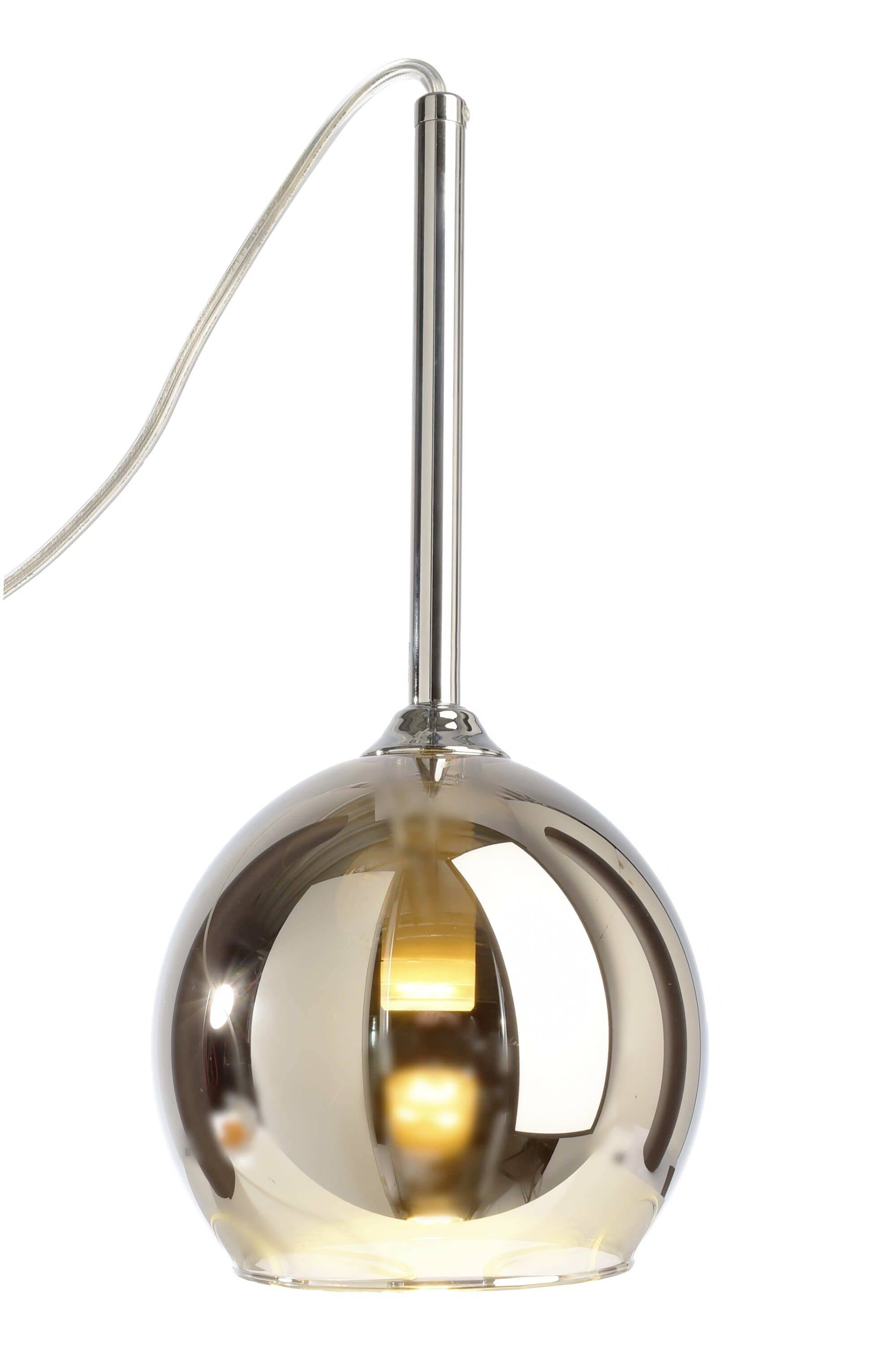 Moderná guľovitá závesná lampa s metalickým povrchom, ktorá vyžaruje teplé svetlo.