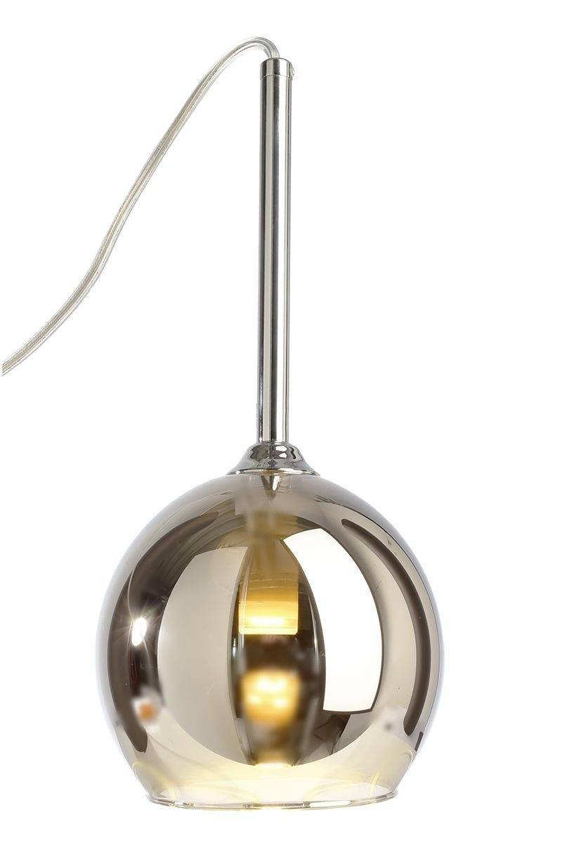 Kovovo lesklá, guľovitá závesná lampa so striebornou tyčou a káblom, vyžarujúca teplé svetlo zo stredu.
