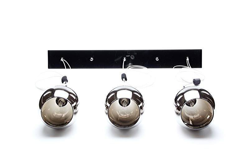 Tri strieborné stropné svietidlá upevnené na čiernej tyči, na bielom pozadí.