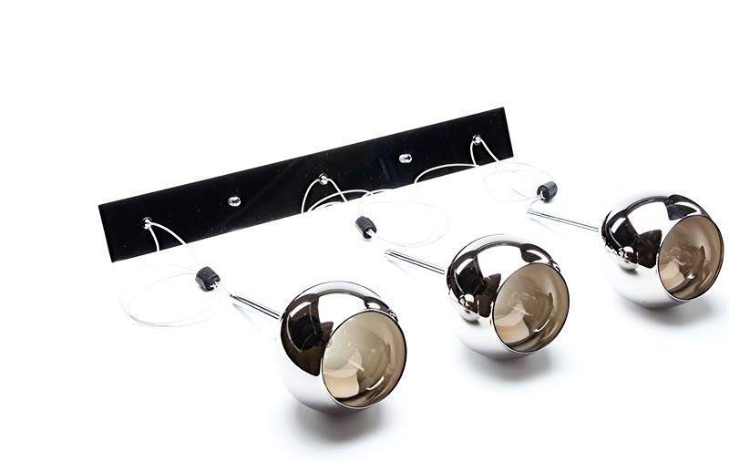 Tri lesklé, guľovité stropné svietidlá upevnené na obdĺžnikovom držiaku, moderne a minimalisticky dizajnované.