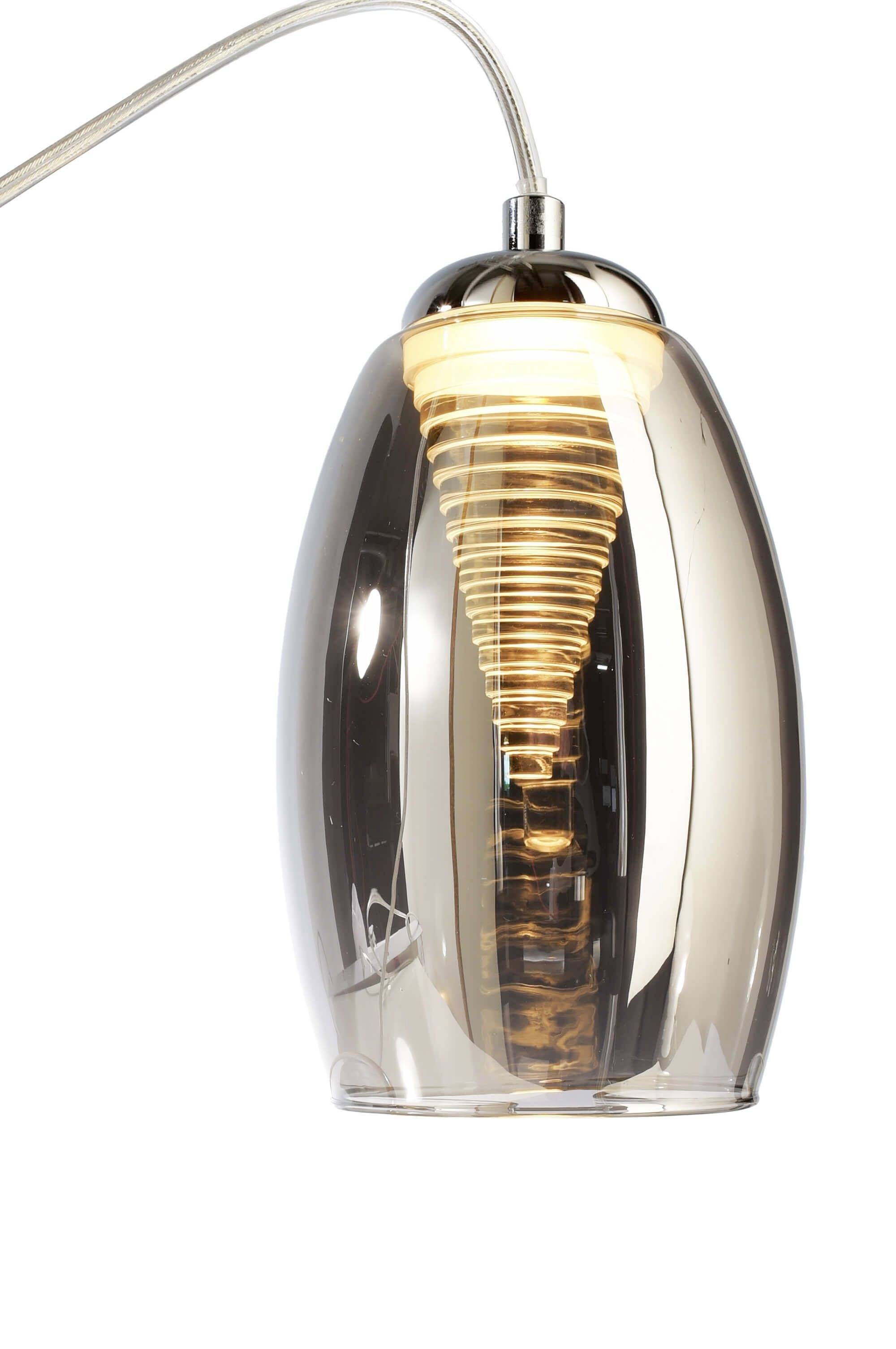 Moderná sklená závesná lampa s kovovým povrchom a viditeľnou žiarovkou vo vnútri, ktorá vyžaruje teplé svetlo.