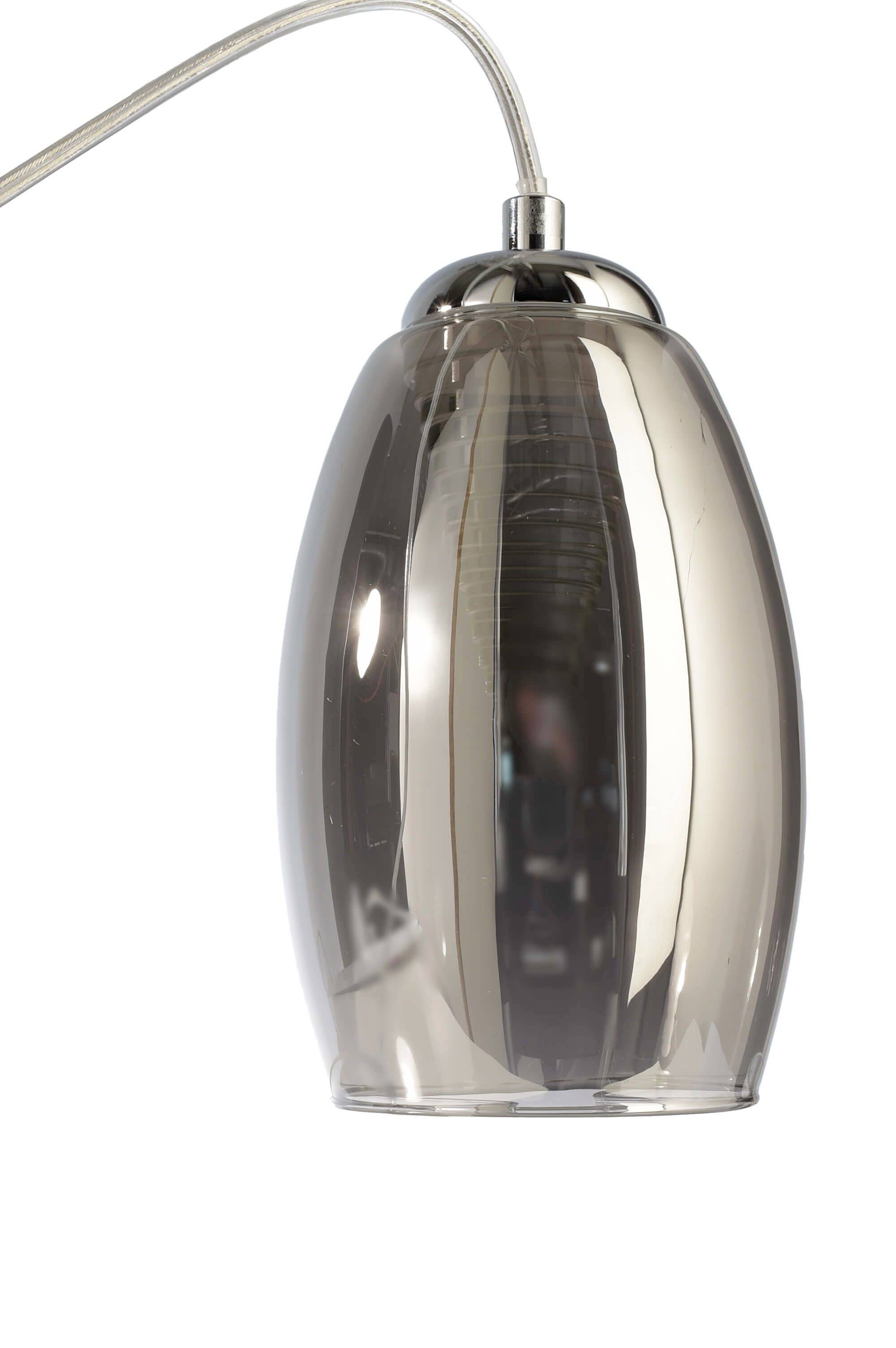 Kovová závesná lampa s lesklým povrchom a moderným dizajnom.