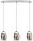 Tri zavesené lampy s kovovými tienidlami, ktoré vyžarujú teplé svetlo. Sú upevnené na obdĺžnikovom stropnom držiaku.