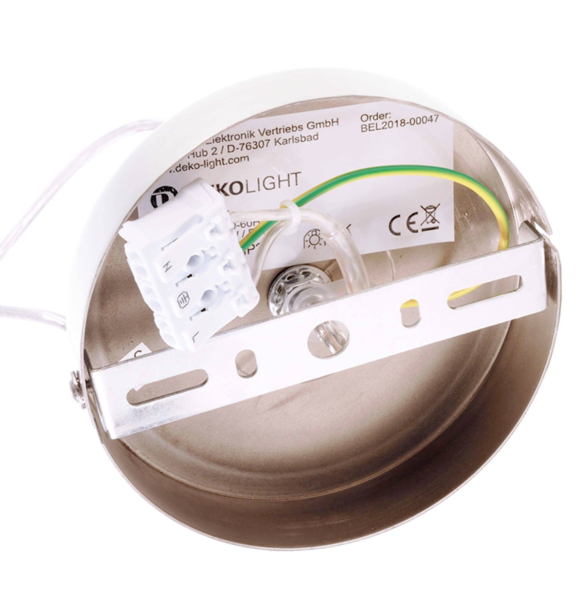 Kovový držiak pre lampu s elektronikou a káblom, pod ktorým sa nachádza nálepka s výrobnými detailmi a CE certifikáciou.