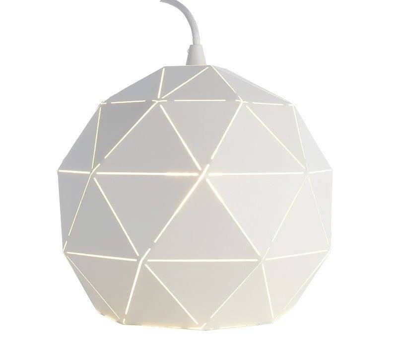Biela, guľovitá lampa s geometrickým vzorom ukazuje svetelné rozštiepenia.