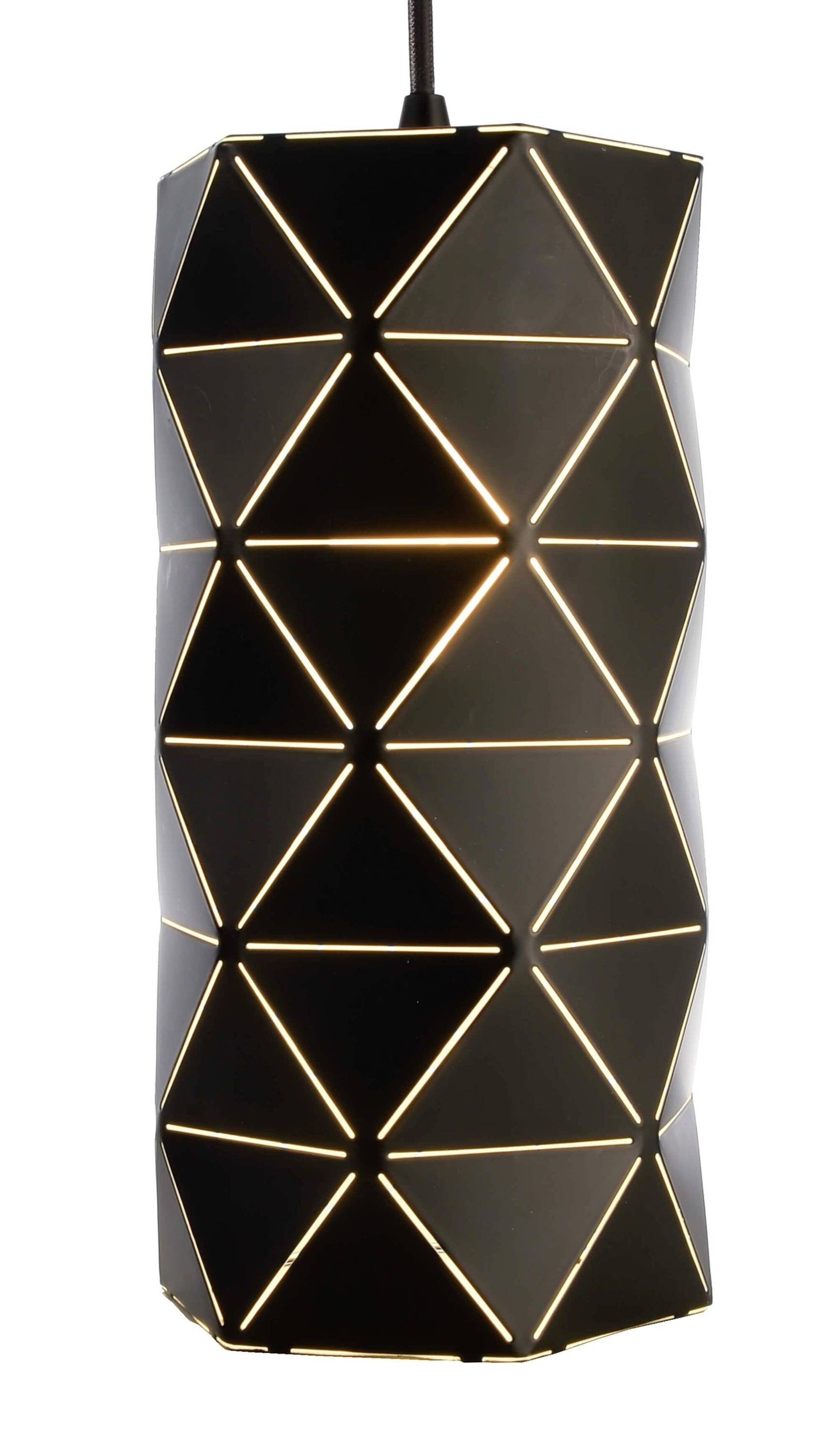 Čierne závesné svietidlo s geometrickým vzorom trojuholníkov, ktoré prepúšťa teplé svetlo.