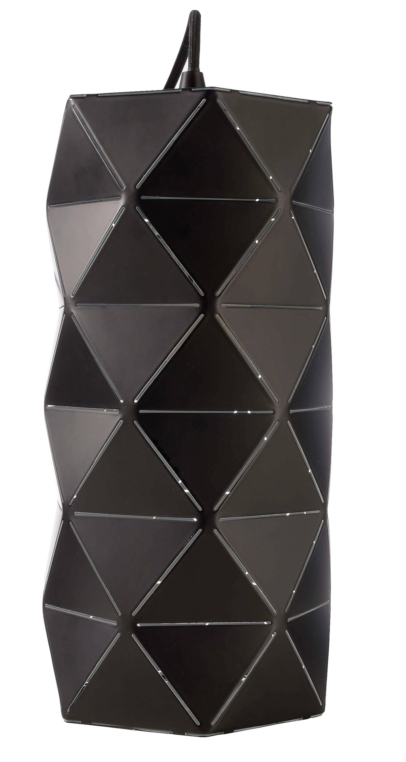 Čierna geometricky tvarovaná váza s trojuholníkovými vzormi a mierne skoseným dizajnom.