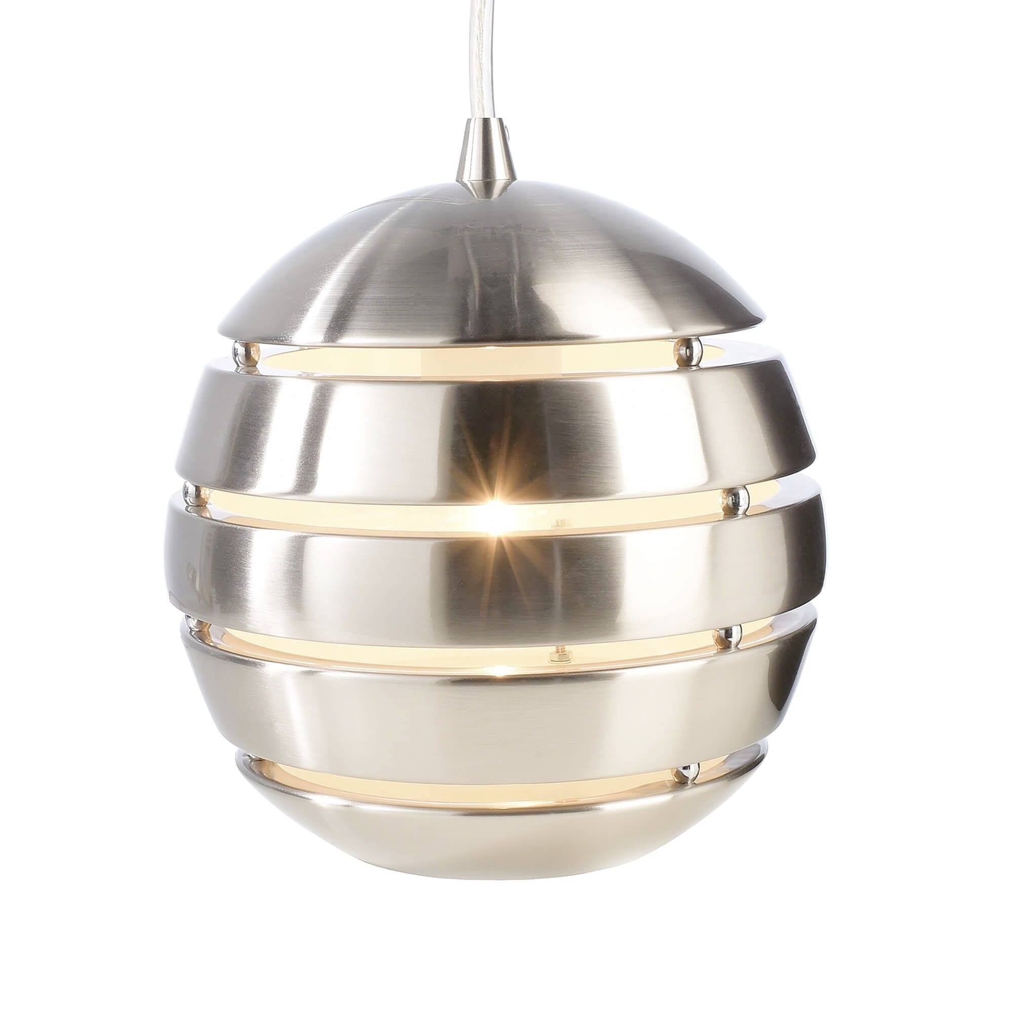 Kovová zlatistá závesná lampa v tvare gule s horizontálnymi štrbinami, ktoré prepúšťajú teplé svetlo.