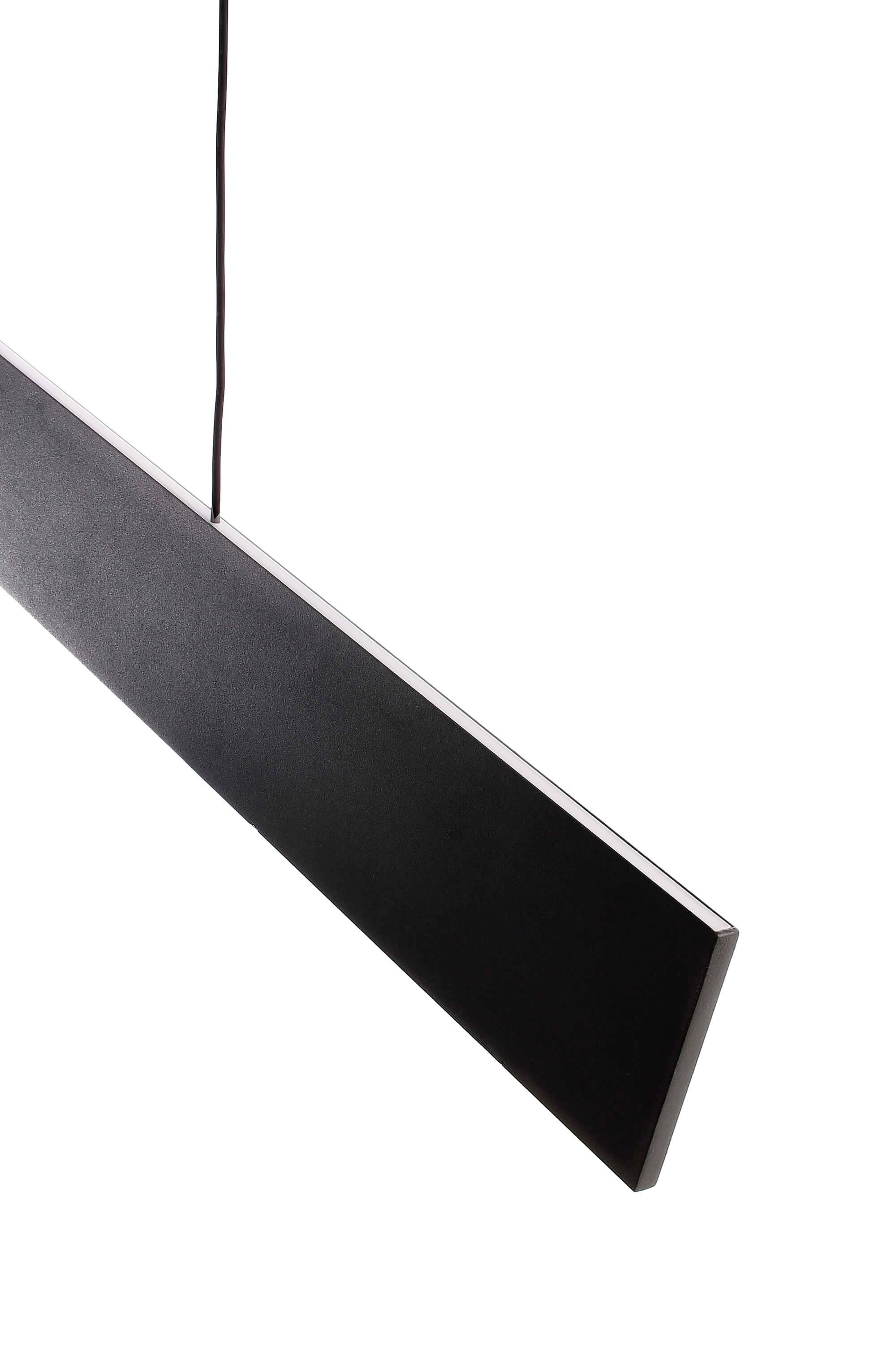 Minimalistická čierna závesná lampa visí zo stropu a je zobrazená v šikmom uhle. Pozadie je biele.