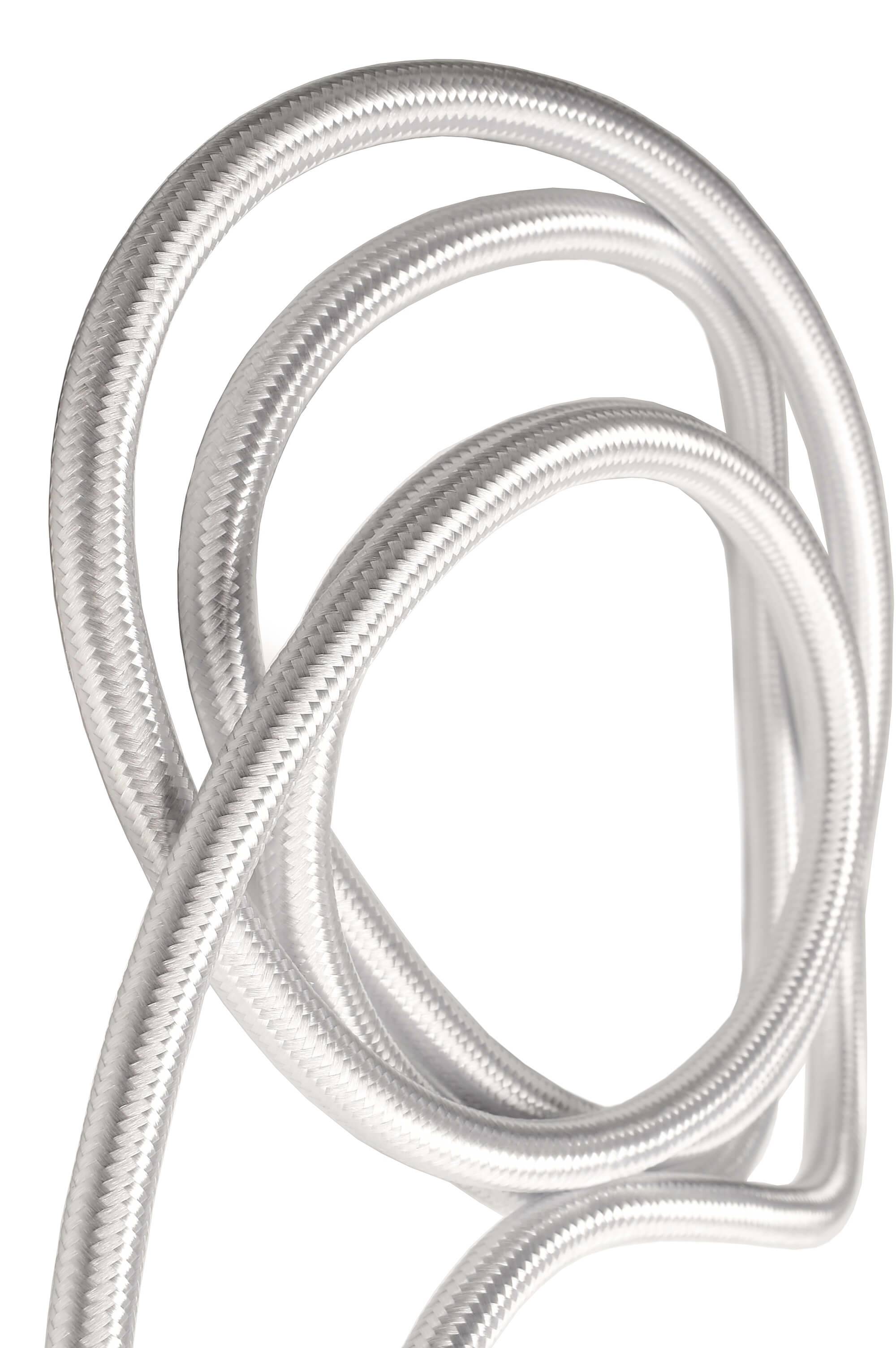 Strieborná flexibilná hadica v prepletených oblúkoch pred bielym pozadím.