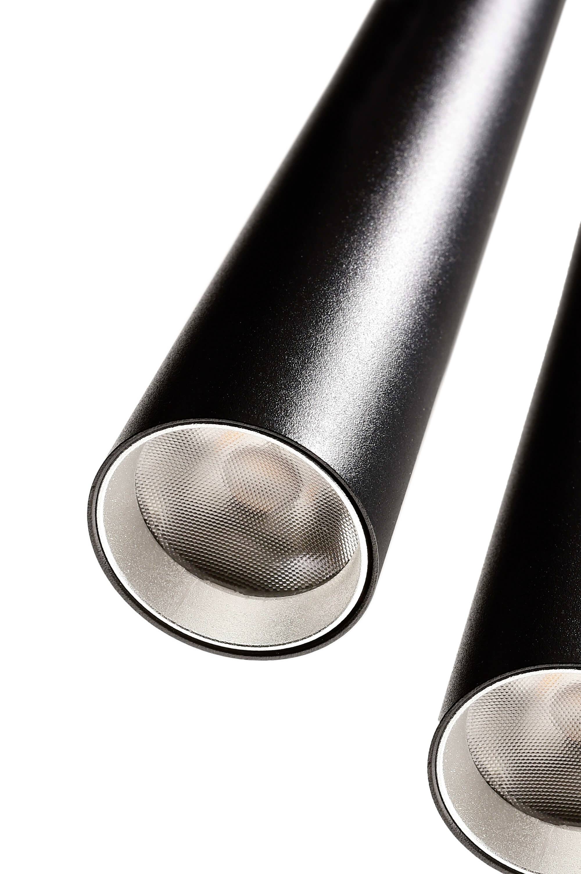 Dva čierne, valcovité stropné svietidlá s kovovým leskom a cielením svetelného toku, pred bielym pozadím.