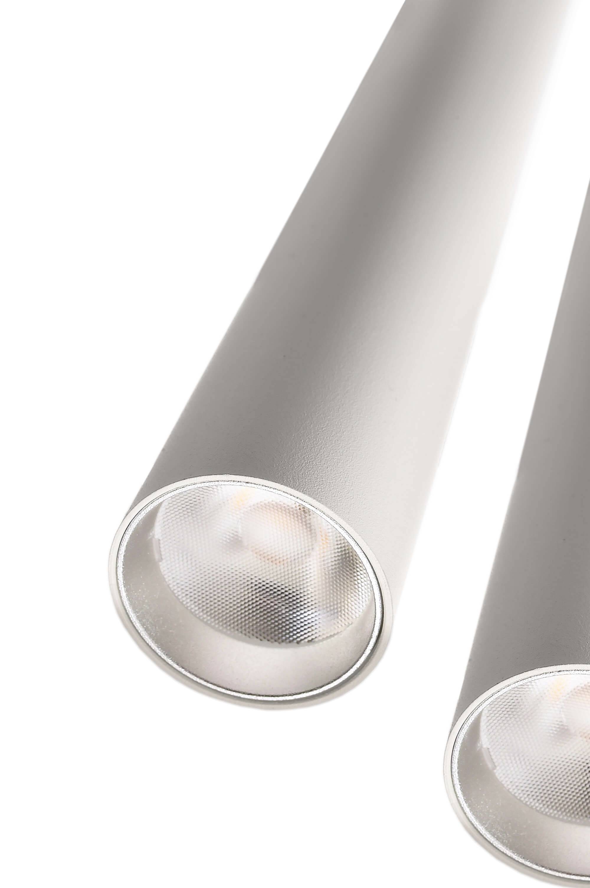 Dva valcové strieborné stropné svetlá s vrúbkovaným povrchom svietia smerom nadol.