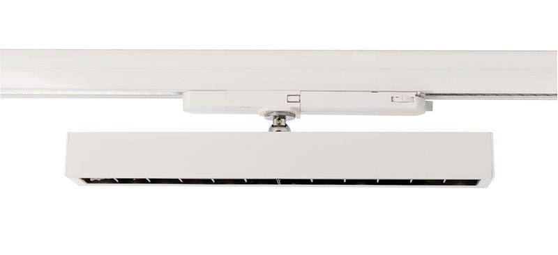 Biele koľajnicové svietidlo s obdĺžnikovým žiaričom upevneným na koľajnici, ktoré umožňuje flexibilné osvetlenie.