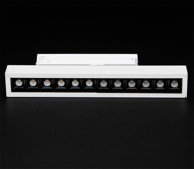 Biela LED lampa s desiatimi svetelnými zdrojmi na čiernom pozadí.