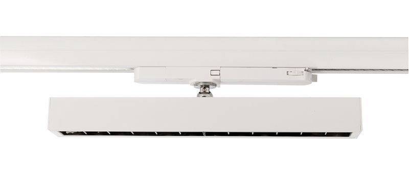 Biely, obdĺžnikový LED reflektor je namontovaný na strope a poskytuje smerované svetlo.