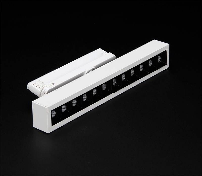 Obdĺžnikové biele LED svetlo s viacerými malými šošovkami na čiernom pozadí.