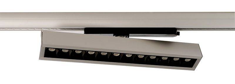 Obdĺžnikový LED svetelný reflektor je namontovaný na strope a smeruje nadol.