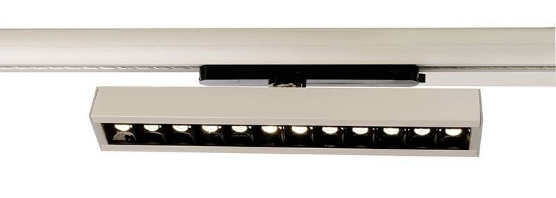 Obdĺžnikové stropné svetlo s viacerými LED svetlami usporiadanými v rade, upevnené na kovovej koľajnicovej konzole.