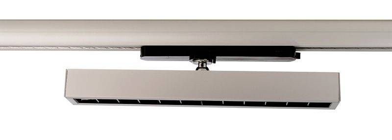 Obdĺžnikový stropný reflektor namontovaný v lište, v neutrálnom kovovom odtieni, vhodný pre smerované osvetlenie v interiéroch.