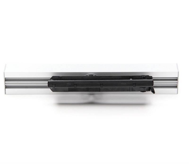 Lineárny vodiaci systém s čiernou jazdnou jednotkou na striebornej koľajnici.