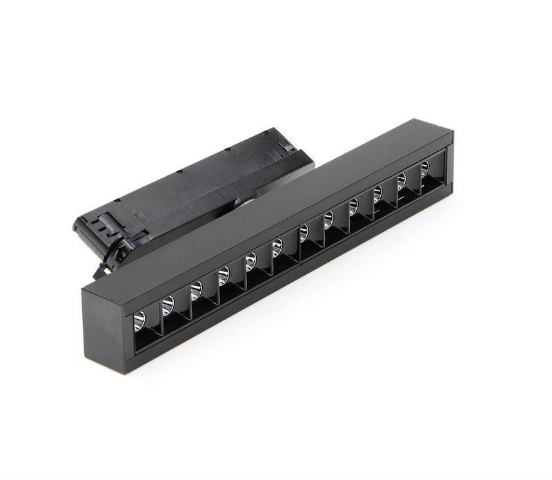 Čierny ventilátor pre zariadenia s obdĺžnikovým krytom a viacerými vetracími otvormi, vhodný na zlepšenie cirkulácie vzduchu v elektronických zariadeniach.