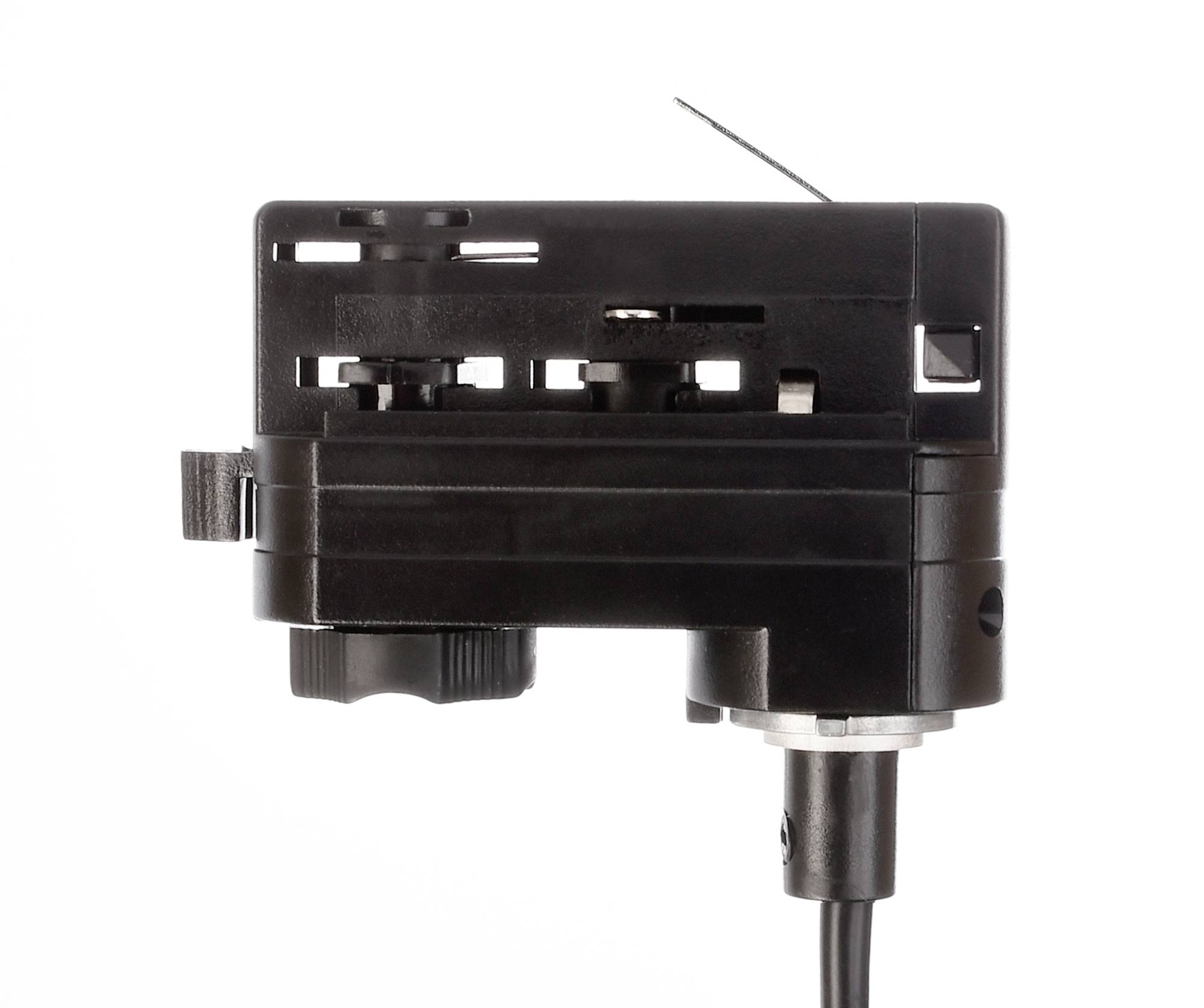 Čierny mechanický spínač s káblom, pohľad z boku, izolovaný na bielom pozadí.