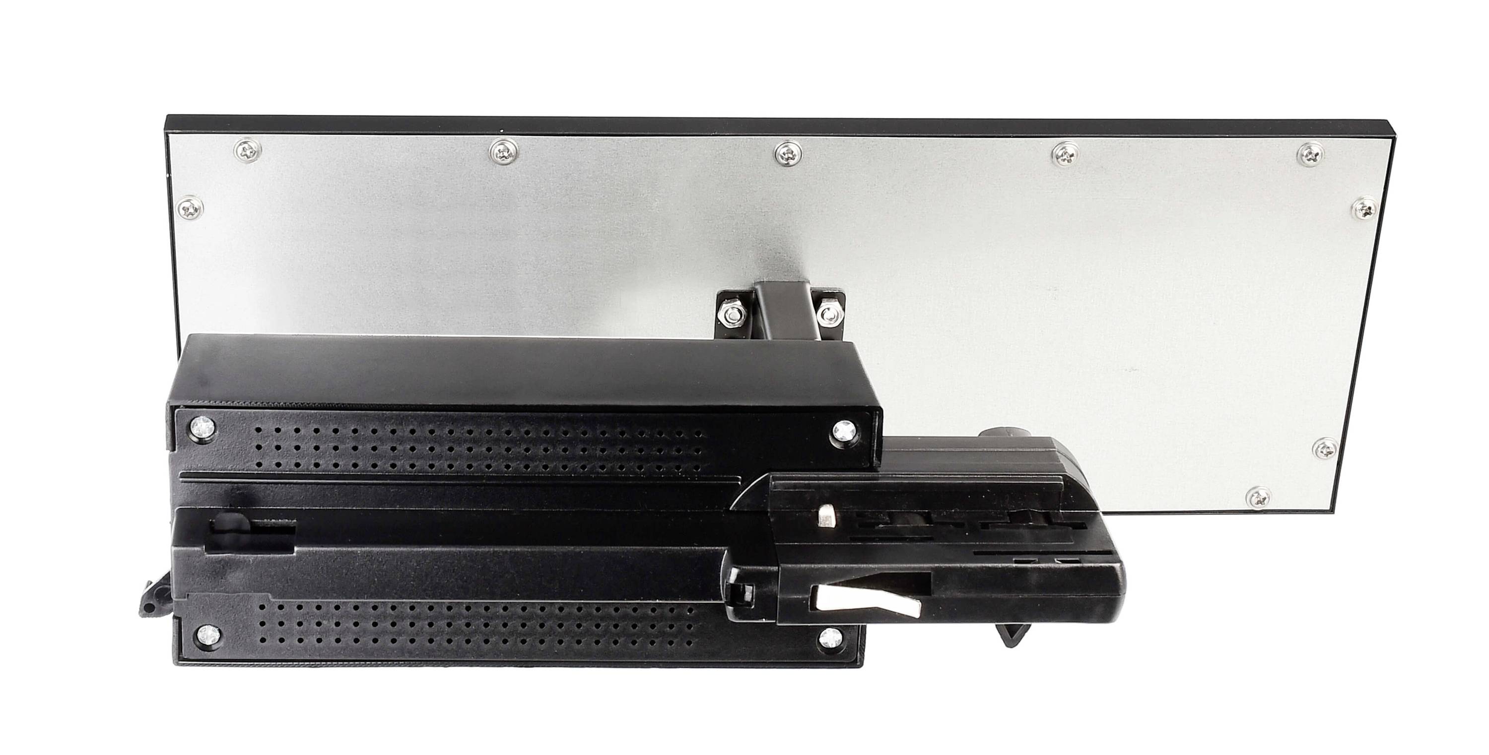 Pohľad z bočnej strany obdĺžnikovej kovovej dosky so čiernym montážnym systémom pod ňou.