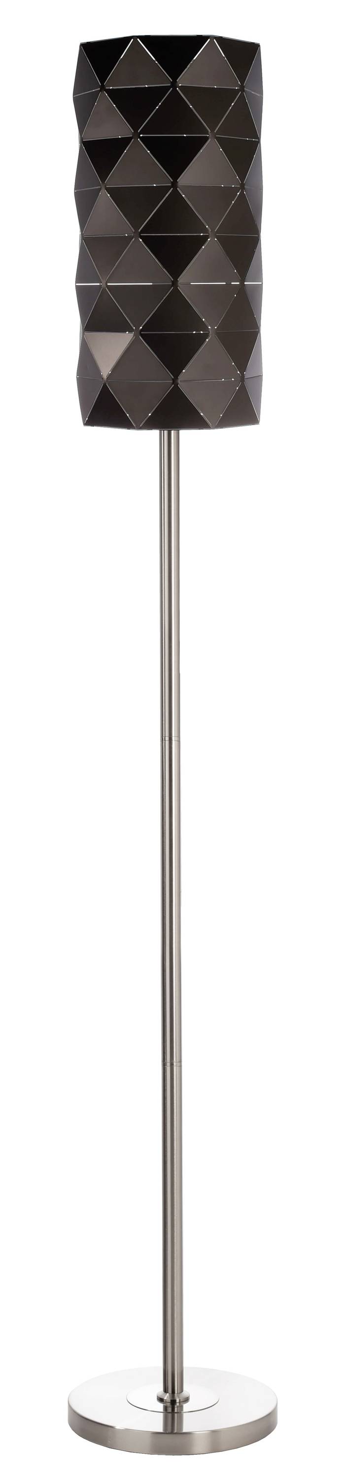 Stojaca lampa s čiernym, geometricky vzorom zdobeným tienidlom a štíhlym strieborným stojanom.