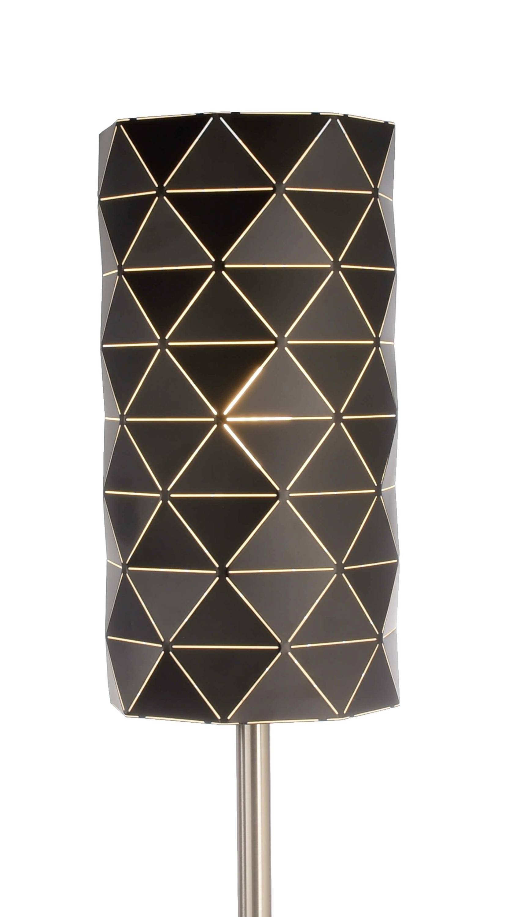 Čierna stolná lampa s geometrickým, trojuholníkovým vzorom a jemným, teplým svetlom.