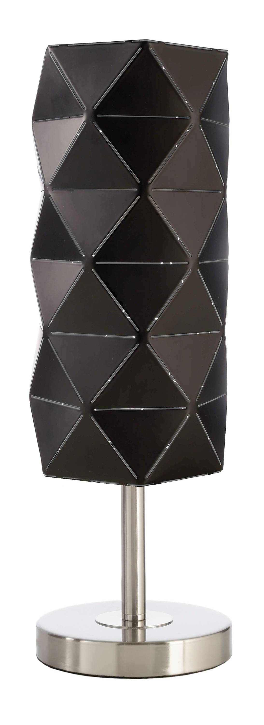 Stolová lampa s geometrickým tienidlom v tmavej farbe, zloženým z trojuholníkov, umiestnená na striebornom podstavci. Moderný dizajn, vhodný do súčasných priestorov.