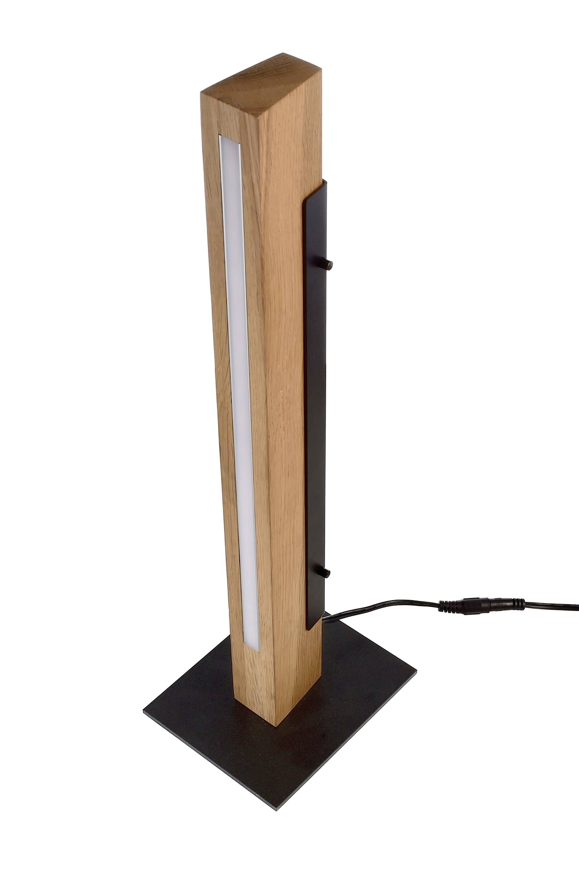 Drevená stojacia lampa s obdĺžnikovým dizajnom, integrovaným LED svetelným pásom a čiernou základňou, stojí vzpriamene.