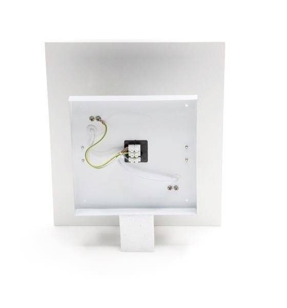 Biely stropný reproduktor ukazuje zadnú stranu s káblovými prípojkami a viditeľnými káblami.